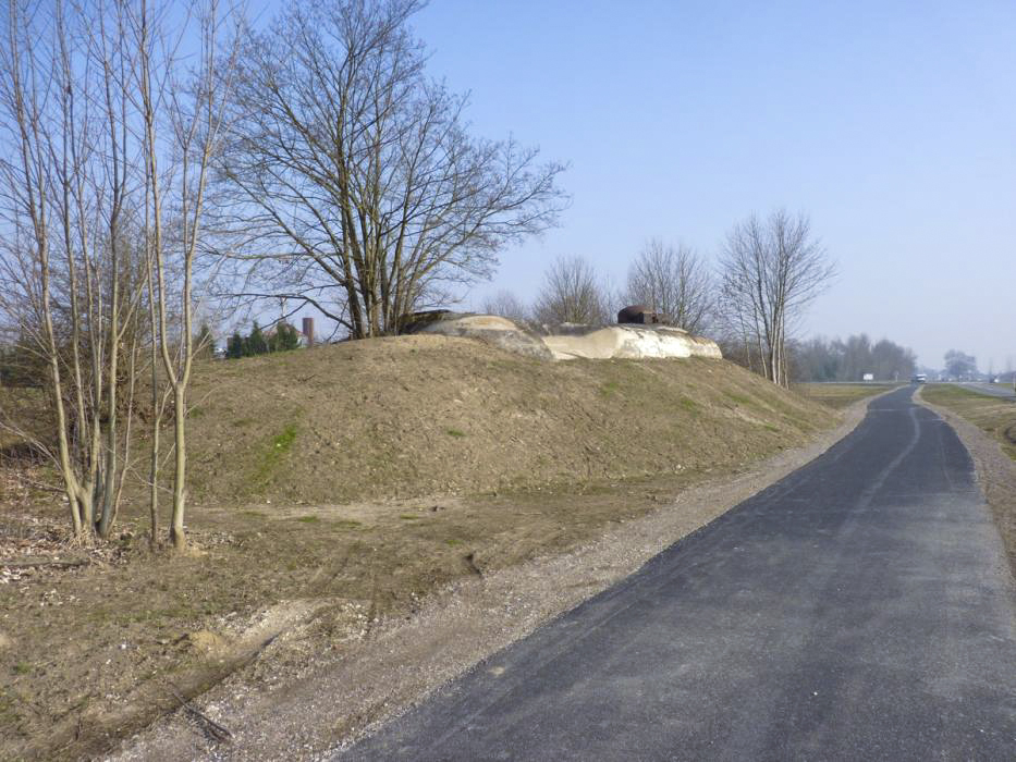 Ligne Maginot - AUENHEIM NORD - (Casemate d'infanterie) - Vue générale de la casemate depuis le sud - Les Gardiens du Rhin