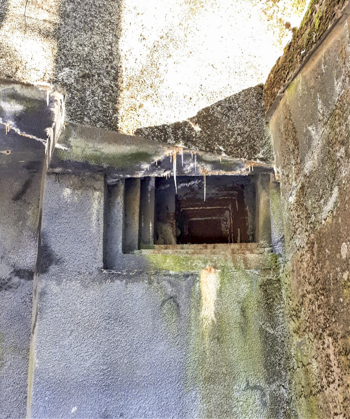 Ligne Maginot - HOCHWALD C3 - (Casemate d'infanterie - double) - Chambre de tir basse, détail du créneau projecteur modifié en créneau JM après guerre - Gregory Fuchs