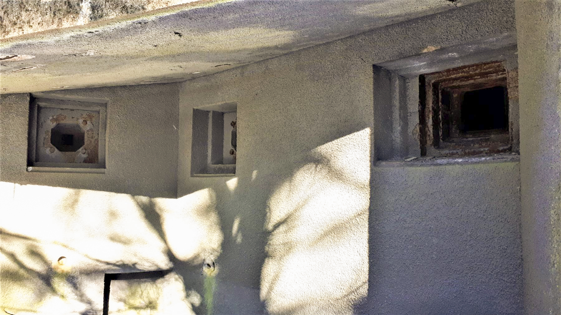 Ligne Maginot - HOCHWALD C3 - (Casemate d'infanterie - double) - Créneaux de la chambre de tir haute modifiés après guerre. Un créneau JM a été remplacé par un créneau FM, tandis que le créneau JM conservé était prévu pour un canon antichar de 37 (présence d'un bi-rail) - Gregory Fuchs