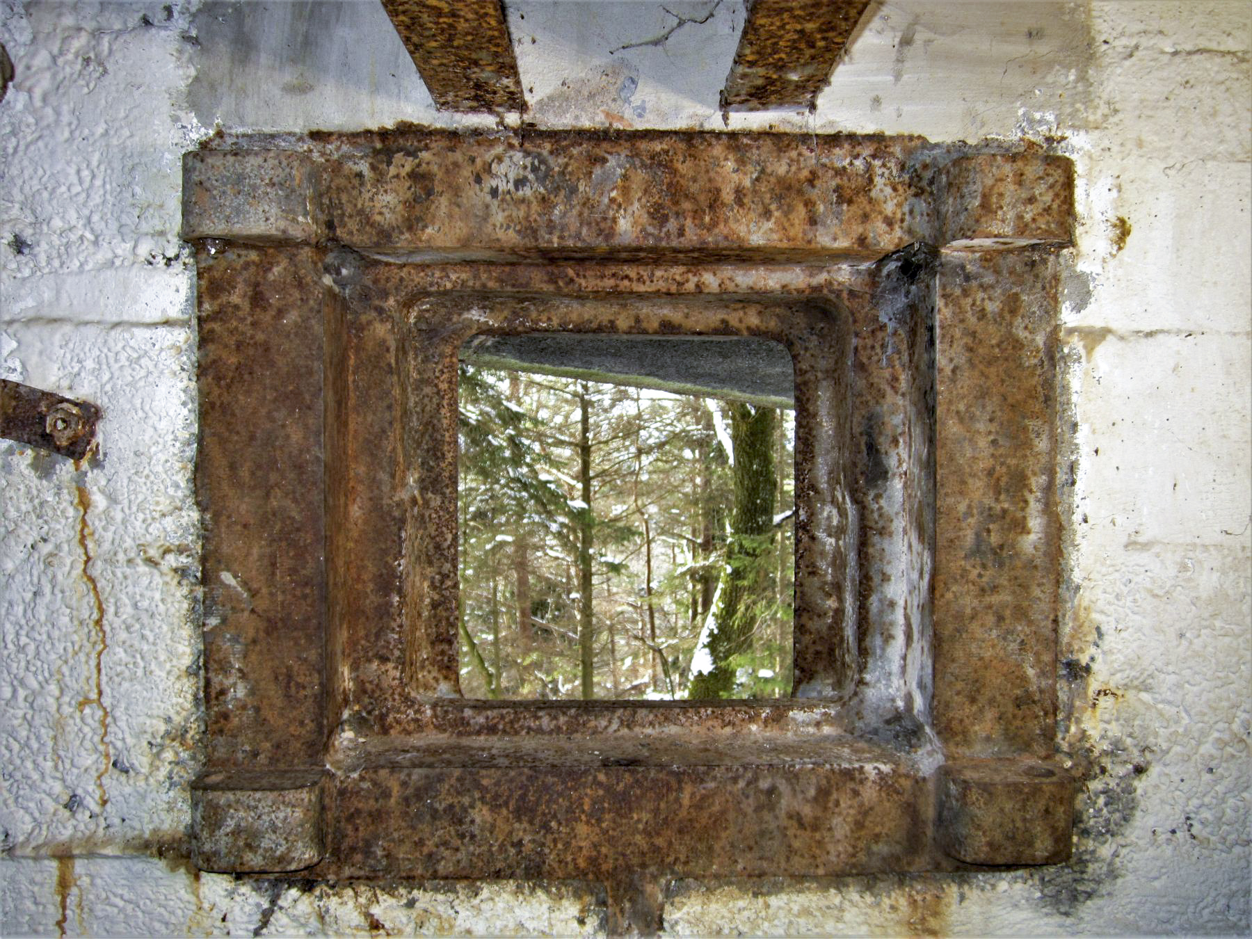 Ligne Maginot - HOCHWALD C3 - (Casemate d'infanterie - double) - Chambre de tir haute, le créneau JM conservé équipé d'un bi-rail après guerre - Gregory Fuchs