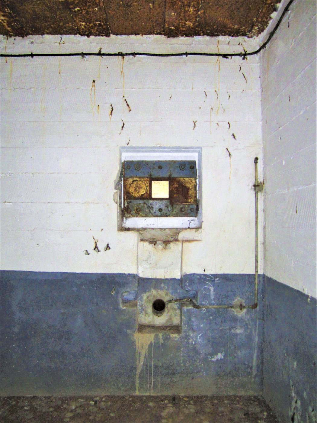 Ligne Maginot - HOCHWALD C3 - (Casemate d'infanterie - double) - Chambre de tir haute, le créneau JM modifié en créneau FM après guerre - Gregory Fuchs