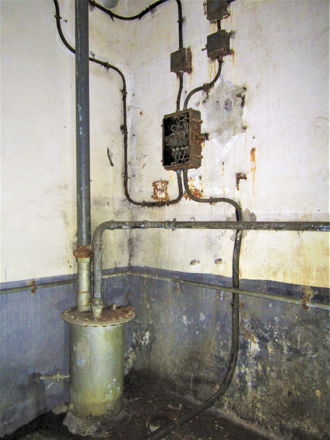 Ligne Maginot - HOCHWALD C3 - (Casemate d'infanterie - double) - Local du groupe électrogène, système de filtration des gaz d'échappement permettant de réduire les émissions de fumées à l'extérieur - Gregory Fuchs