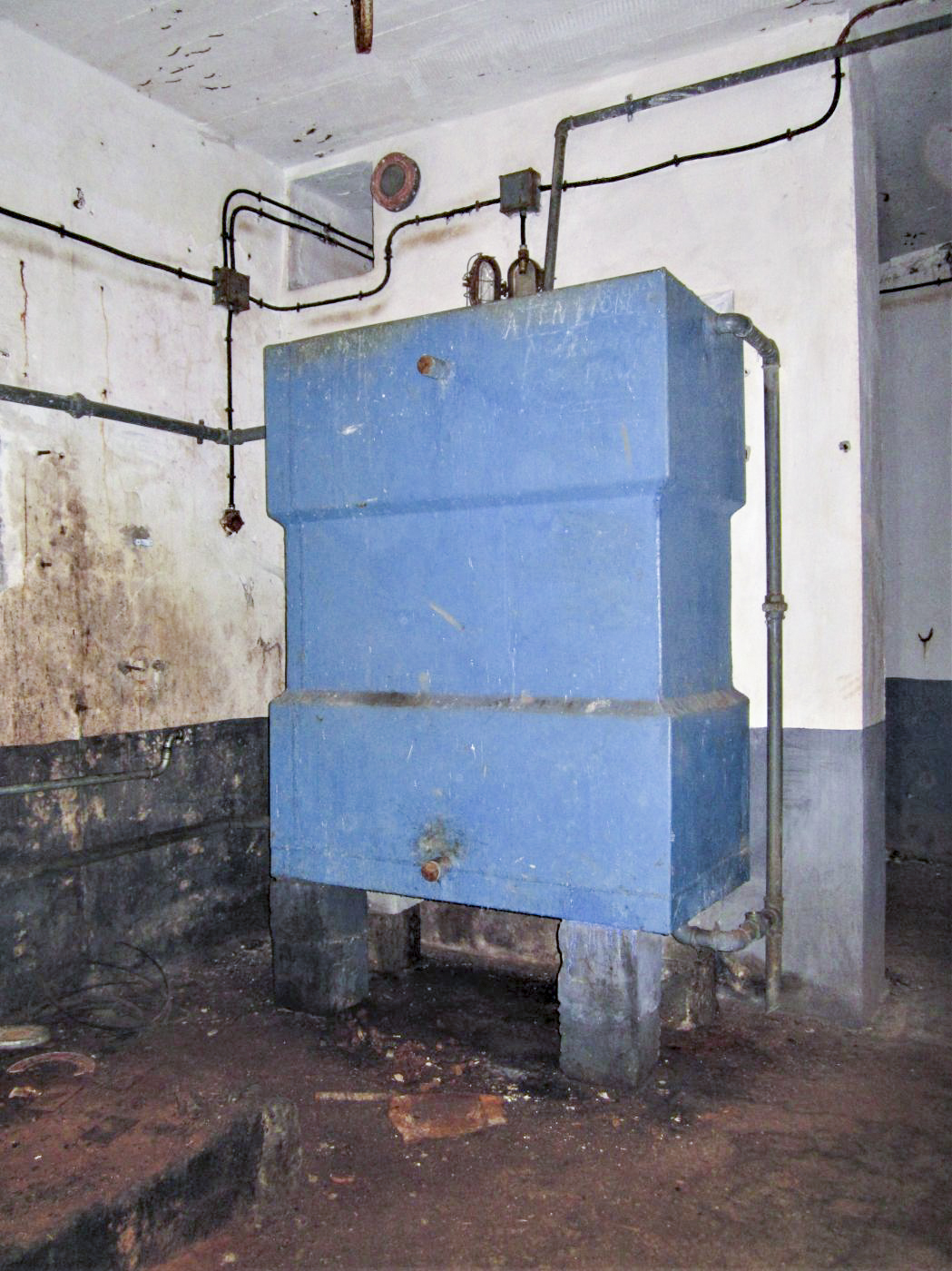 Ligne Maginot - HOCHWALD C3 - (Casemate d'infanterie - double) - Local du groupe électrogène, citerne d'eau pour le refroidissement du groupe - Gregory Fuchs