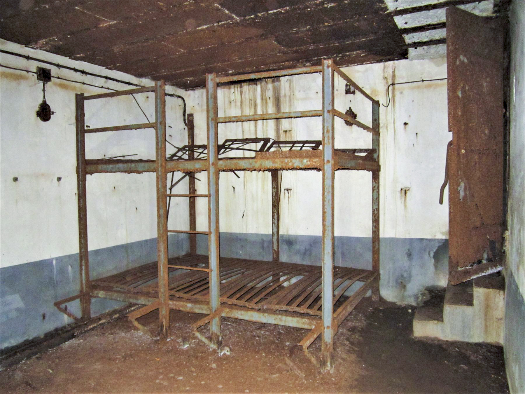 Ligne Maginot - HOCHWALD C3 - (Casemate d'infanterie - double) - Chambre de repos pour 8 hommes, à droite l'entrée de la chambre de tir basse - Gregory Fuchs