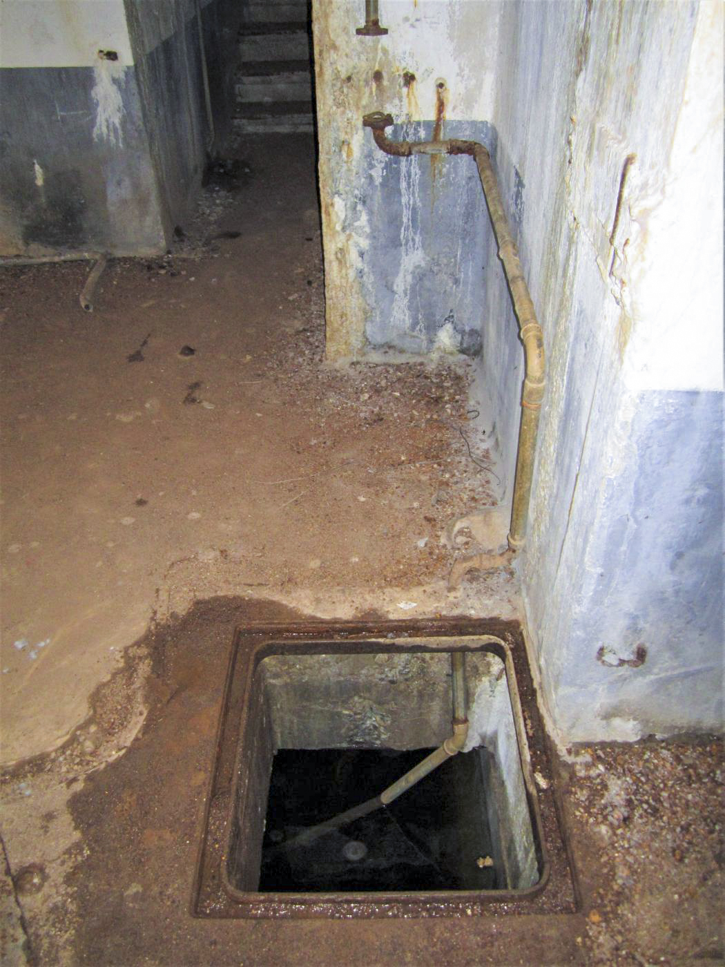Ligne Maginot - HOCHWALD C3 - (Casemate d'infanterie - double) - Chambre de repos pour 8 hommes, puits et emplacement d'une pompe pour l'alimentation en eau de la casemate - Gregory Fuchs