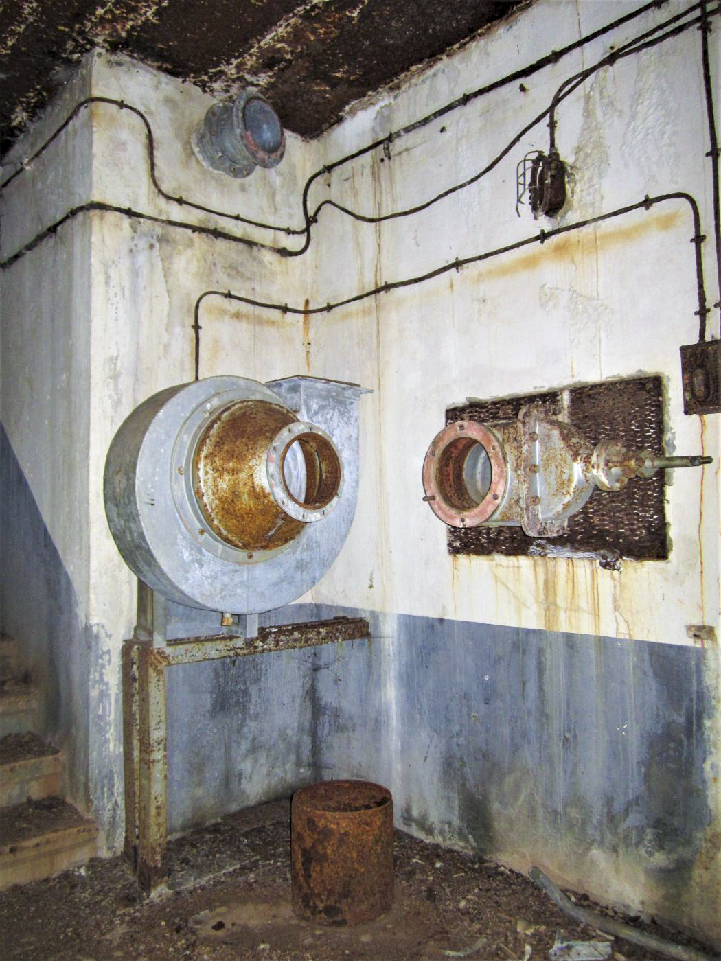 Ligne Maginot - HOCHWALD C3 - (Casemate d'infanterie - double) - Chambre de repos pour 8 hommes, 
ventilateur installé après guerre - Gregory Fuchs