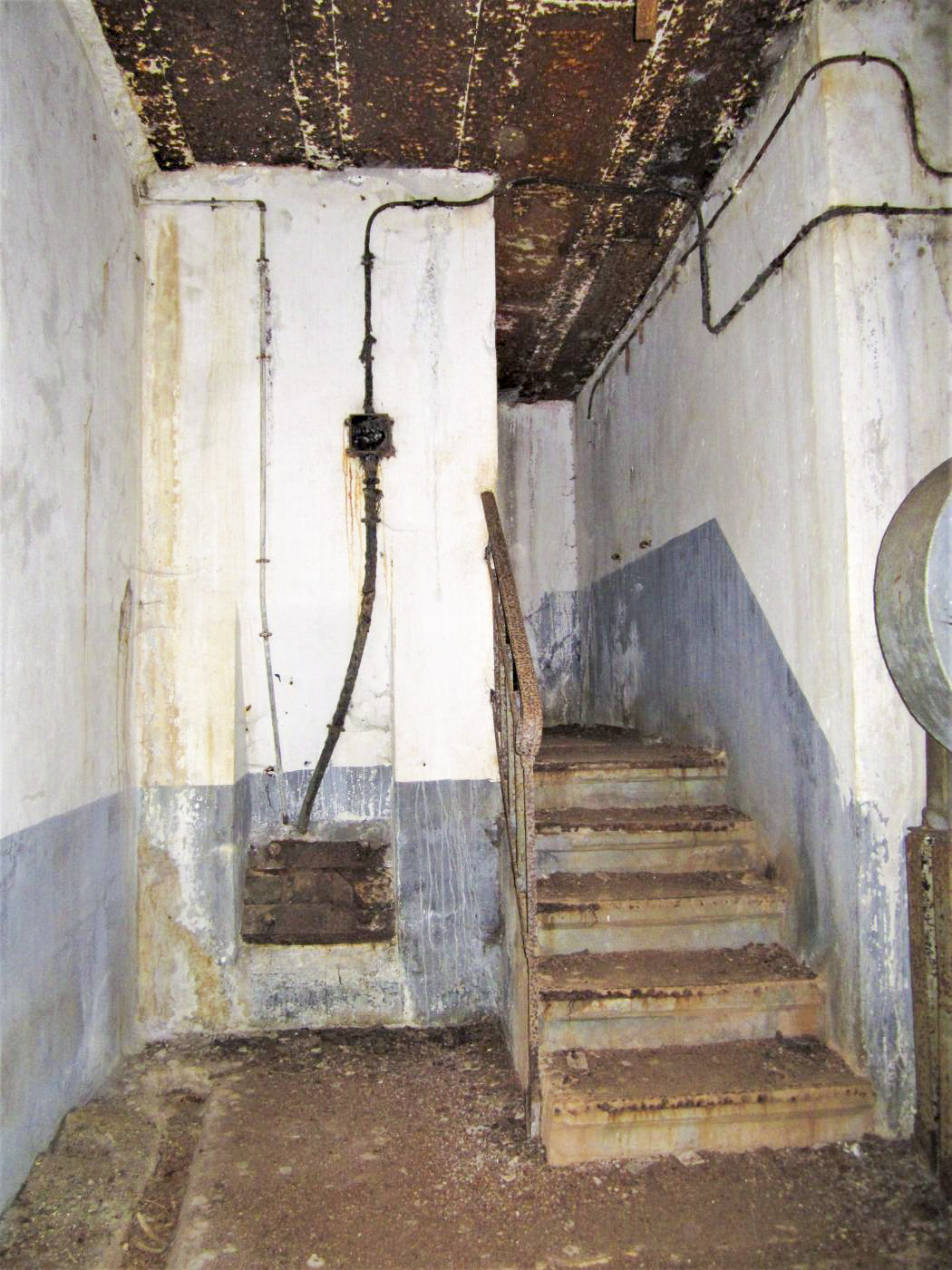 Ligne Maginot - HOCHWALD C3 - (Casemate d'infanterie - double) - Accès à l'issue de secours et créneau FM défendant le puits d'accès - Gregory Fuchs
