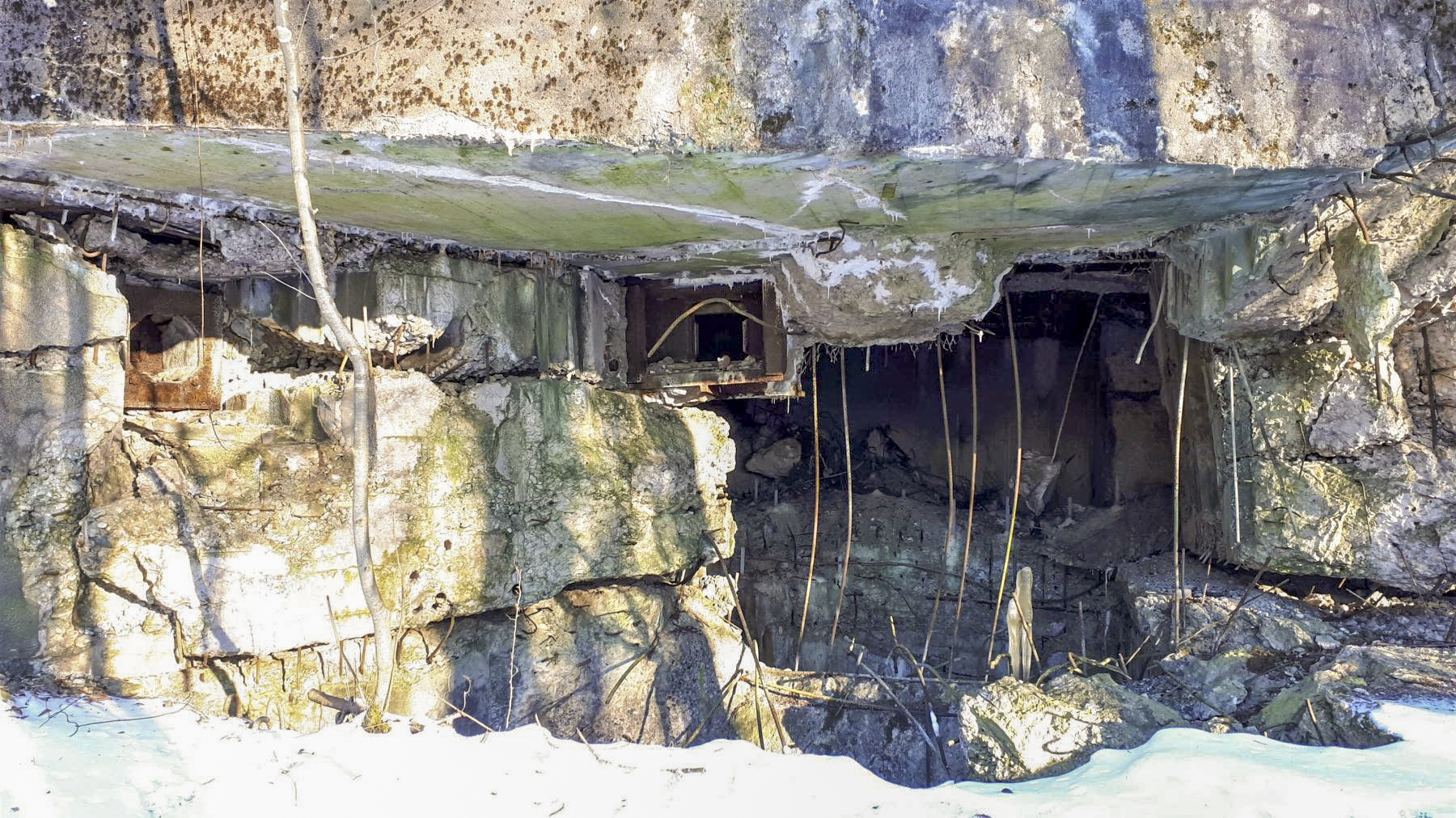 Ligne Maginot - HOCHWALD C1 - (Casemate d'infanterie) - Façade de la chambre de tir
Trémie JM/47 et à gauche créneau FM - Gregory Fuchs