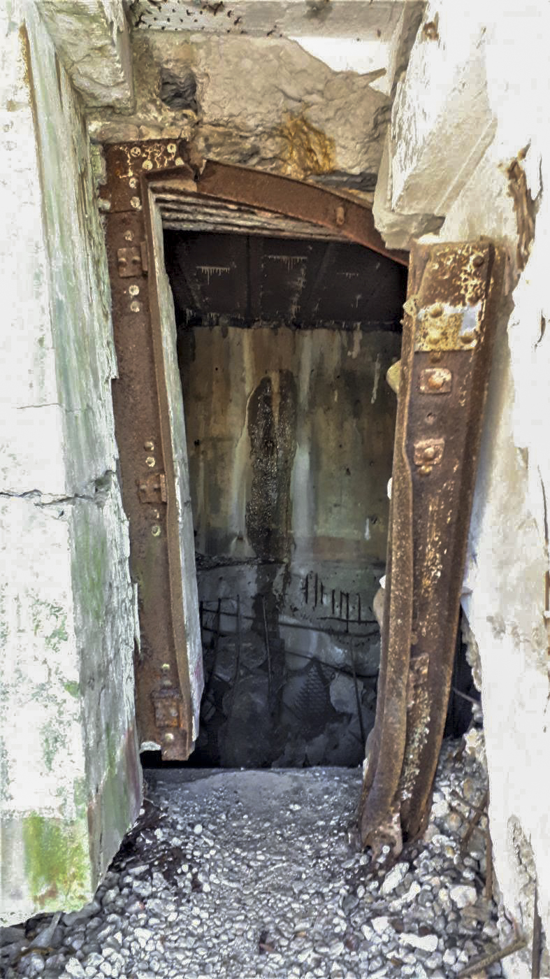 Ligne Maginot - HOCHWALD C1 - (Casemate d'infanterie) - L'encadrement de la porte blindée - Gregory Fuchs