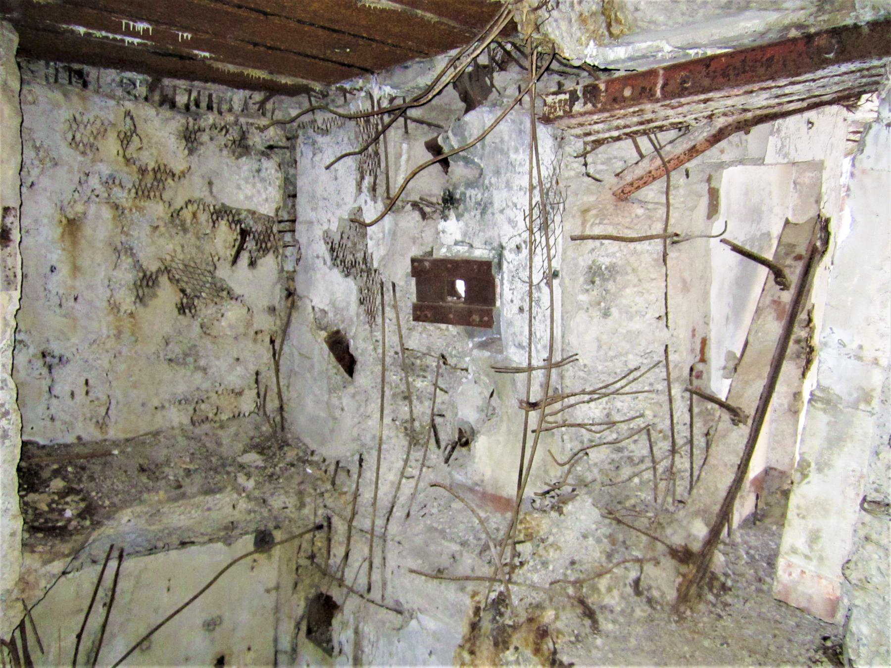 Ligne Maginot - HOCHWALD C1 - (Casemate d'infanterie) - Créneau FM de défense extérieur de l'entrée et goulotte à grenades - Gregory Fuchs