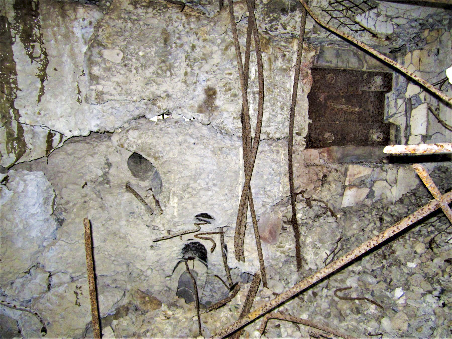 Ligne Maginot - HOCHWALD C1 - (Casemate d'infanterie) - Créneau FM de façade - Gregory Fuchs