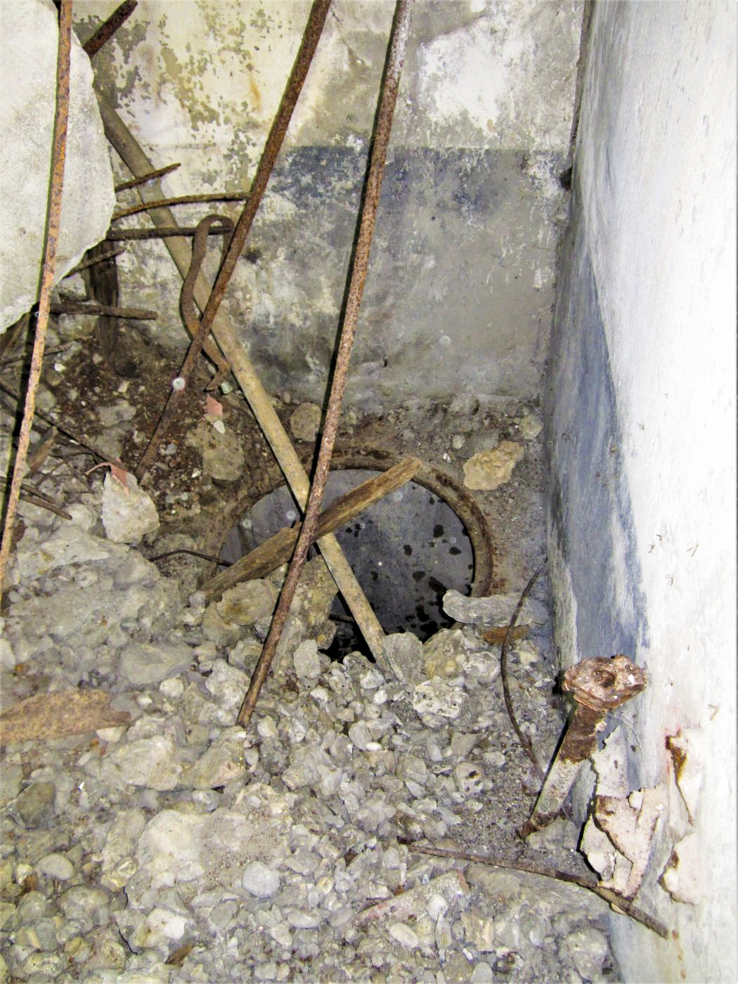Ligne Maginot - HOCHWALD C1 - (Casemate d'infanterie) - A coté de la citerne, une fosse pour le stockage d'eau potable ? L'emplacement d'une pompe est visible en bas à droite - Gregory Fuchs