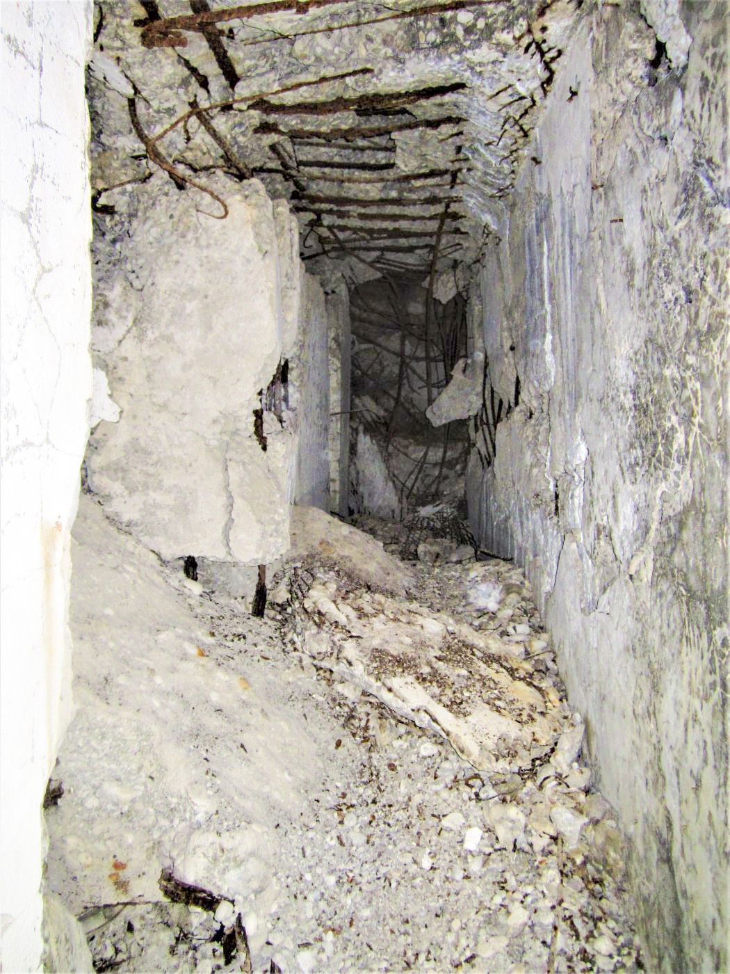 Ligne Maginot - HOCHWALD C1 - (Casemate d'infanterie) - Couloir à l'étage inférieur, à gauche l'escalier menant à l'étage supérieur - Gregory Fuchs