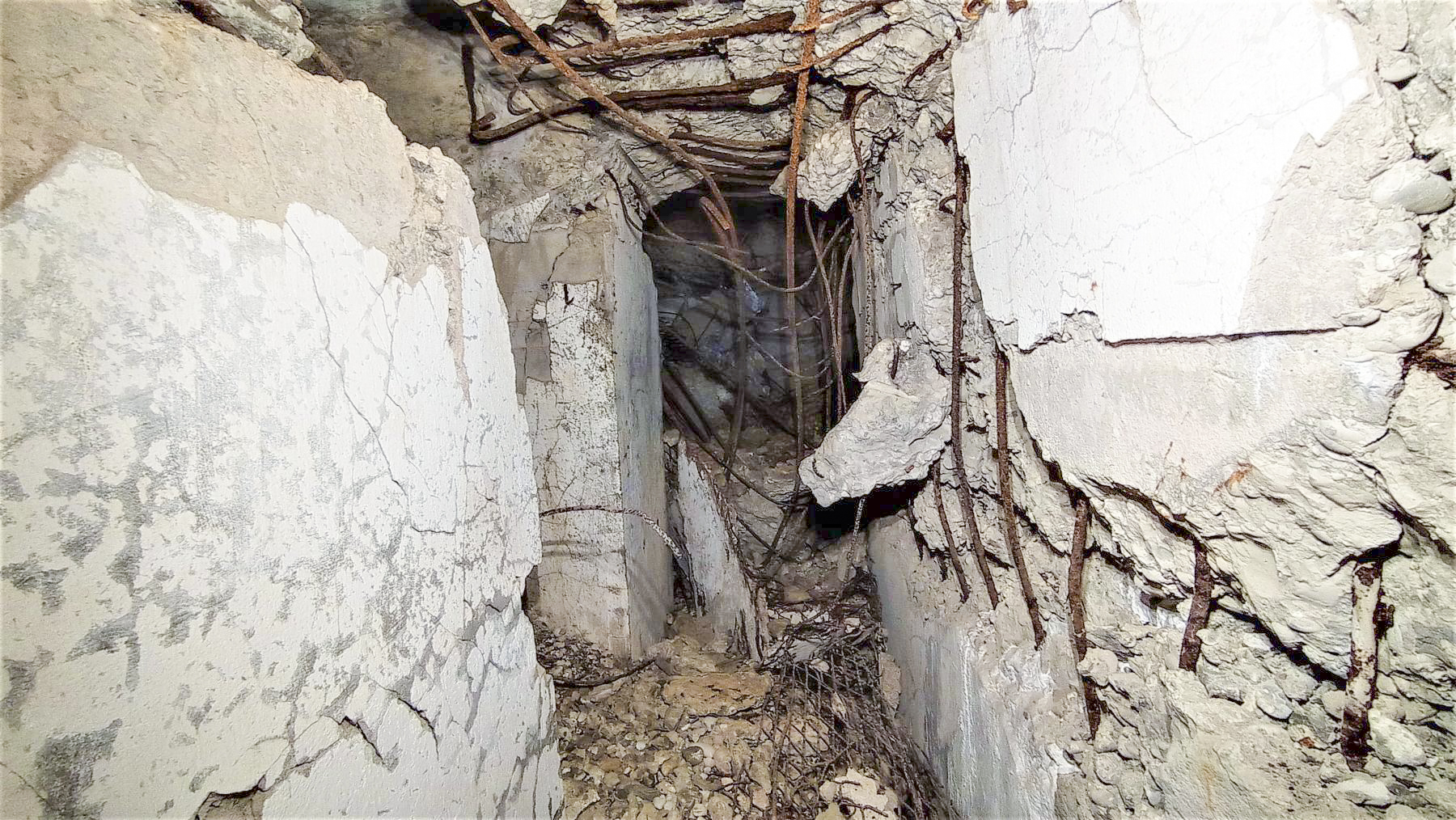 Ligne Maginot - HOCHWALD C1 - (Casemate d'infanterie) - Couloir à l'étage inférieur, à gauche local sous l'escalier - Baptiste GAUDIN