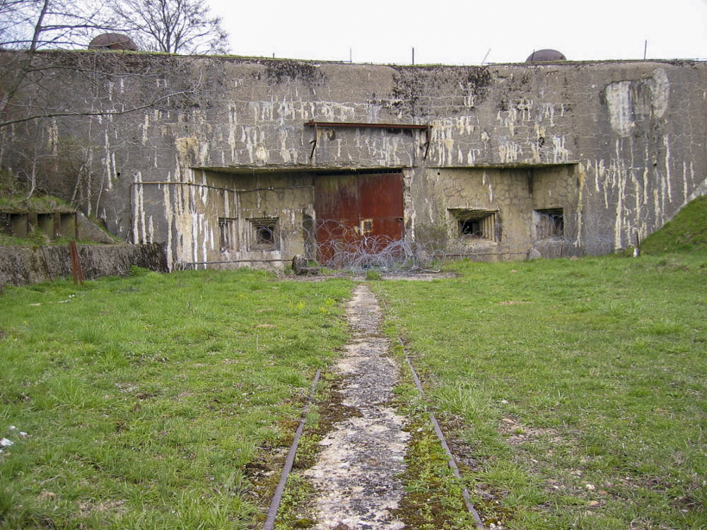Ligne Maginot - LATIREMONT - A3 - (Ouvrage d'artillerie) - Entrée munitions
La voie de 60 mène tout droit à l'EM de l'ouvrage, dominée par deux cloches GFM - Michel Teiten