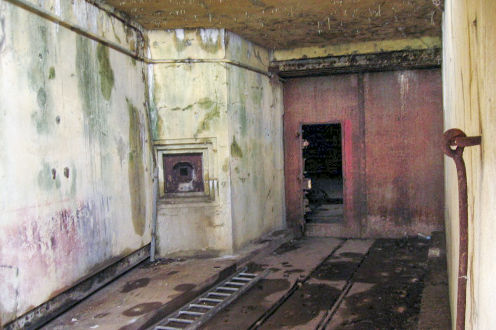 Ligne Maginot - LATIREMONT - A3 - (Ouvrage d'artillerie) - Entrée munitions
Porte blindée et créneau FM de défense rapprochée - Michel Teiten