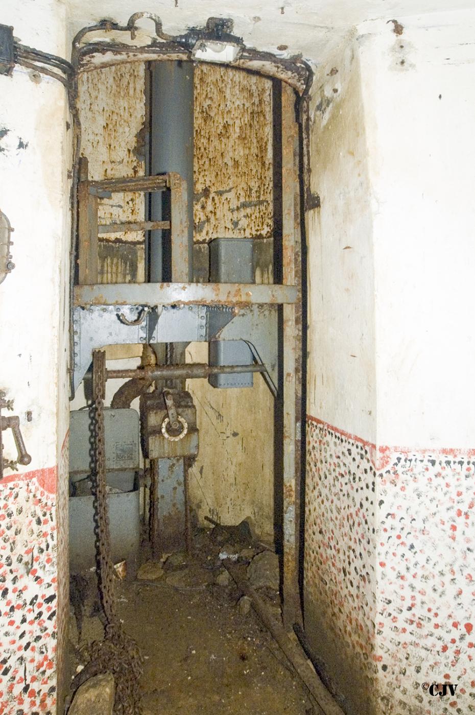 Ligne Maginot - LATIREMONT - A3 - (Ouvrage d'artillerie) - Bloc 1
Cloche pour jumelage de mitrailleuses Reibel MAC 31 - Lia VERMEULEN