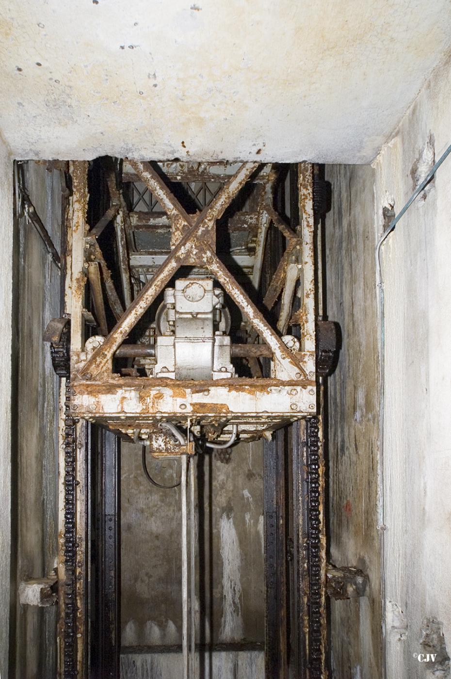 Ligne Maginot - LATIREMONT - A3 - (Ouvrage d'artillerie) - Entrée des hommes
Le monte-charge - Lia VERMEULEN