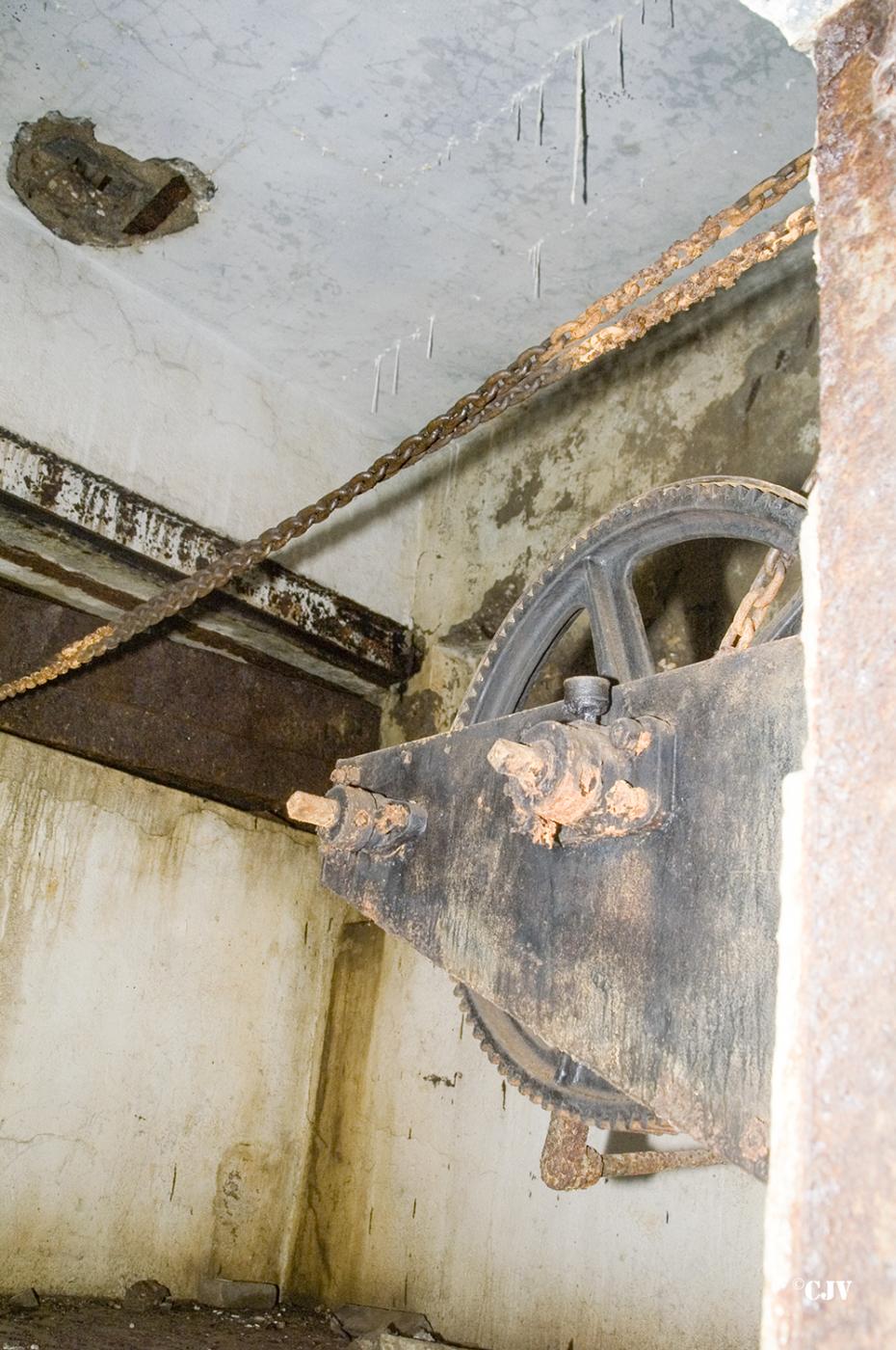 Ligne Maginot - LATIREMONT - A3 - (Ouvrage d'artillerie) - Entrée munitions
Le treuil du pont - Lia VERMEULEN