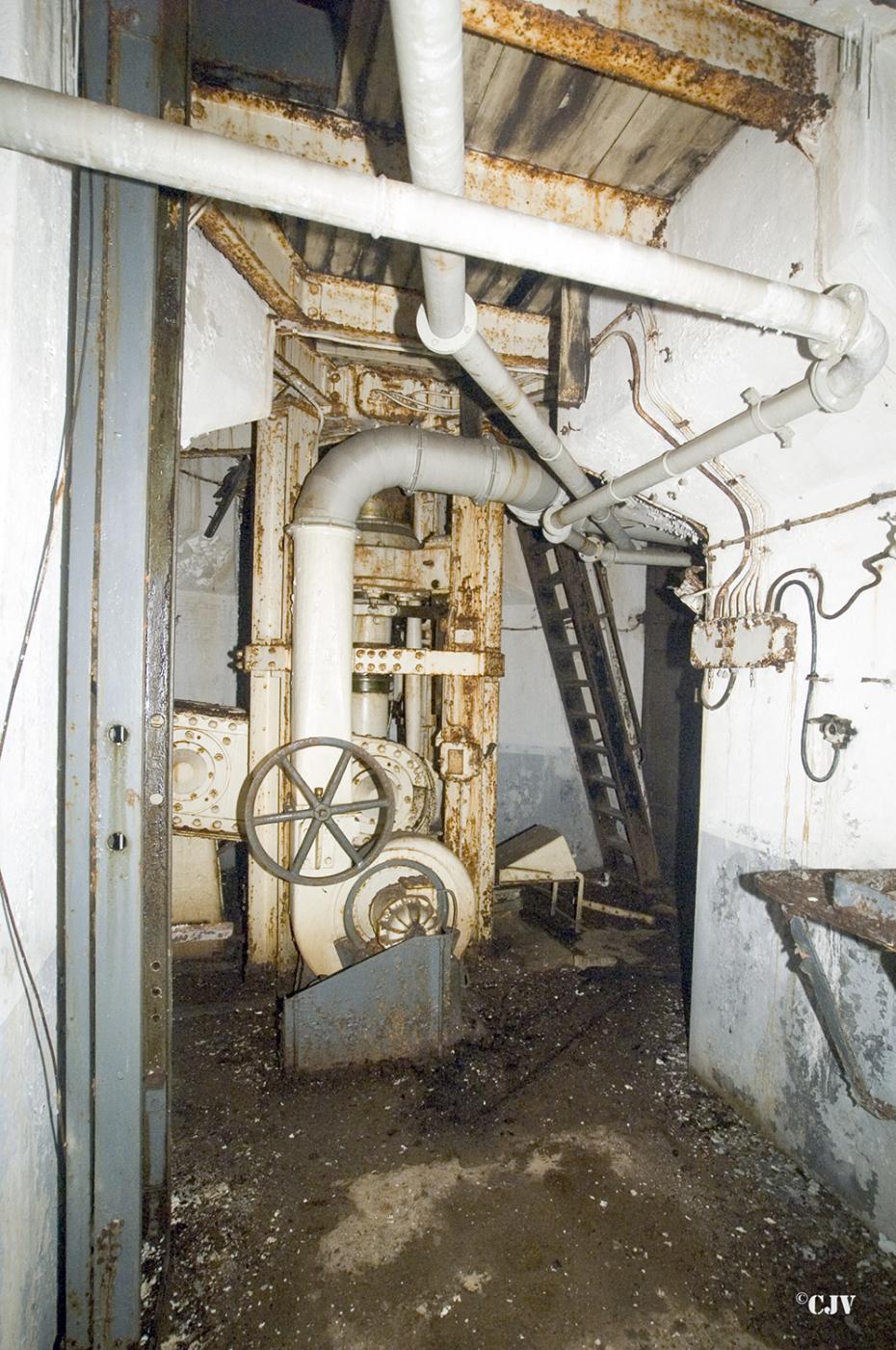 Ligne Maginot - LATIREMONT - A3 - (Ouvrage d'artillerie) - Bloc 2
Tourelle des mitrailleuses - Lia VERMEULEN