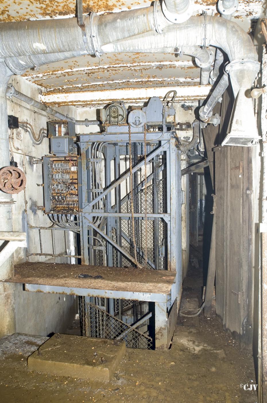 Ligne Maginot - LATIREMONT - A3 - (Ouvrage d'artillerie) - Bloc 2
Le monte-charge - Lia VERMEULEN