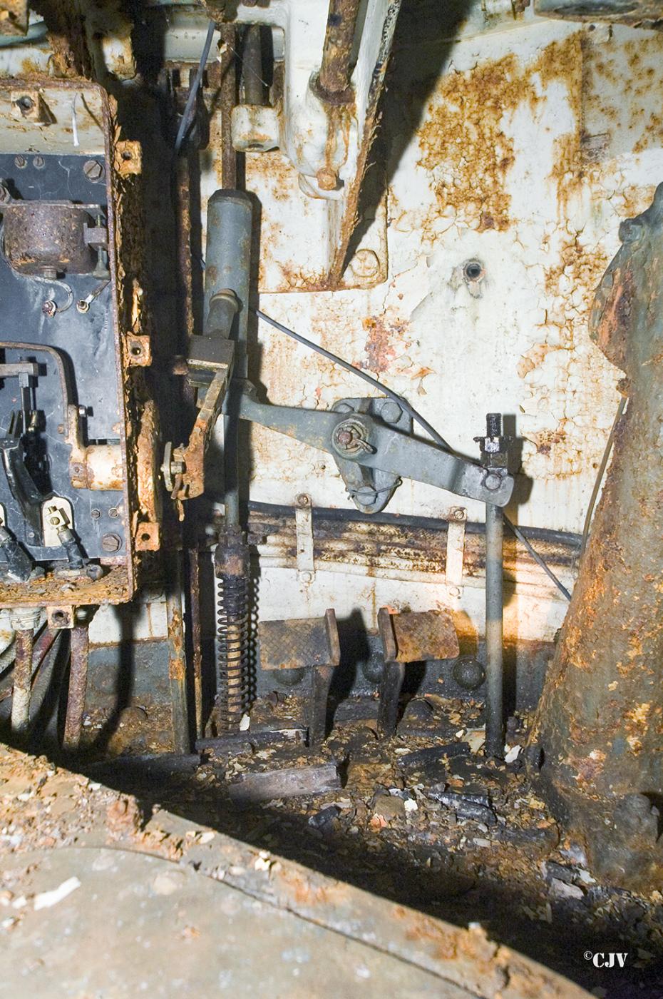 Ligne Maginot - LATIREMONT - A3 - (Ouvrage d'artillerie) - Bloc 2
Les deux pédales dans la chambre de tir - Lia VERMEULEN