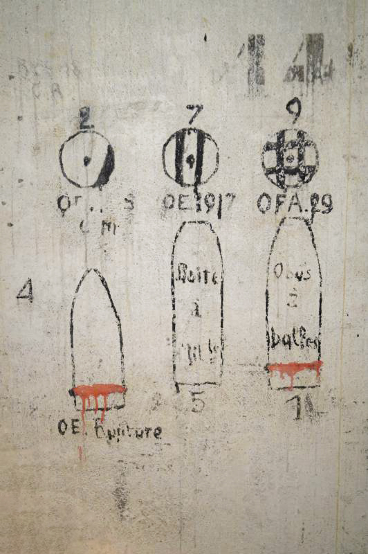 Ligne Maginot - LATIREMONT - A3 - (Ouvrage d'artillerie) - Bloc 5
Grafitti sur les types de munitions - BOUCHOUCHA Eric