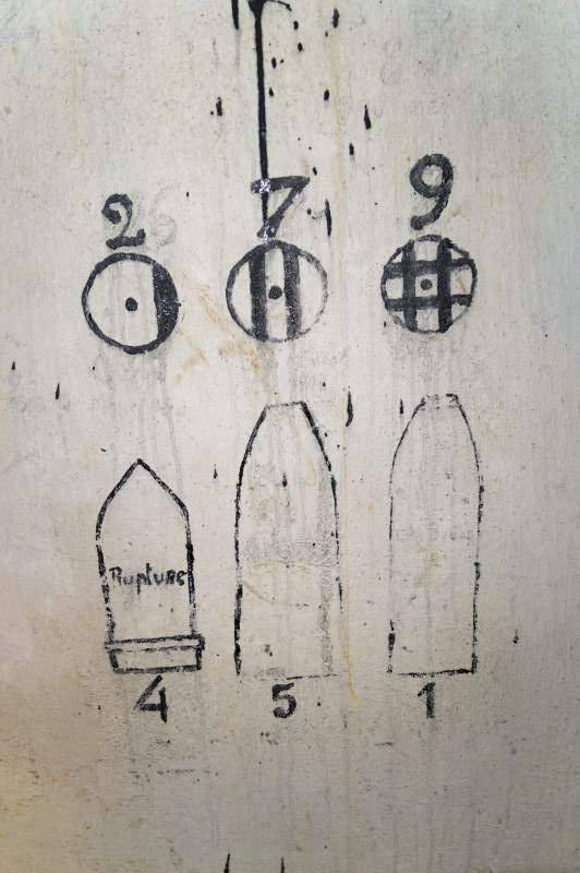 Ligne Maginot - LATIREMONT - A3 - (Ouvrage d'artillerie) - Bloc 5
Grafitti sur les types de munitions - BOUCHOUCHA Eric