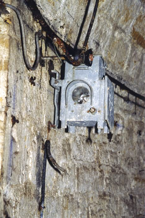 Ligne Maginot - LATIREMONT - A3 - (Ouvrage d'artillerie) - 'Feux' de signalisation placé dans la galerie indiquant que la caténaire est sous tension - Lia VERMEULEN