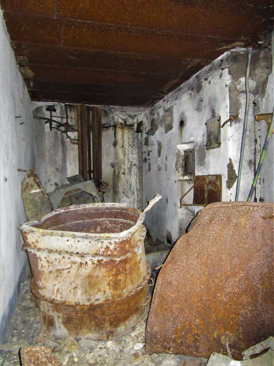Ligne Maginot - DRACHENBRONN SUD EST - (Casemate d'infanterie) - Local attenant à la chambre de tir abritant les filtres et ventilateur, les créneaux FM de défense rapprochée de la façade et du fossé, la cloche GFM, le central téléphonique et l'accès à l'étage inférieur - Gregory Fuchs