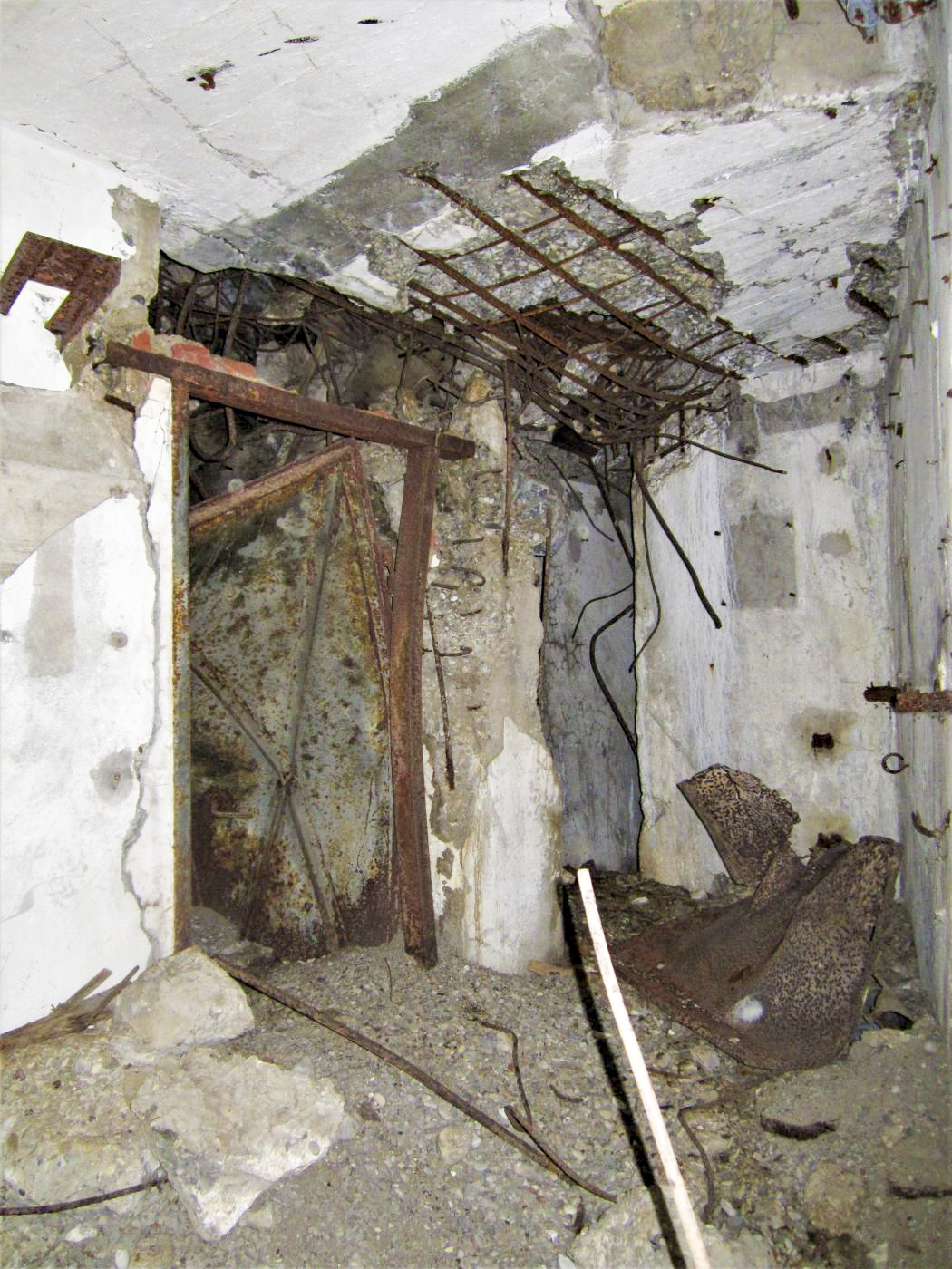 Ligne Maginot - DRACHENBRONN SUD EST - (Casemate d'infanterie) - A gauche l'entrée de la chambre de repos, au fond l'accès à la galerie reliant les deux casemates - Gregory Fuchs