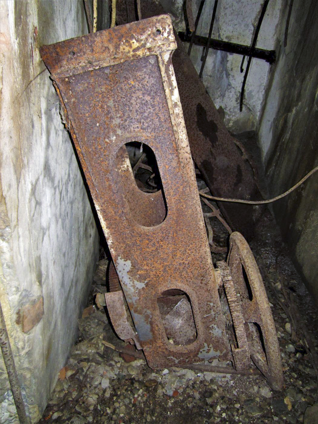 Ligne Maginot - DRACHENBRONN SUD EST - (Casemate d'infanterie) - Mécanisme d'entrainement de la pompe - Gregory Fuchs