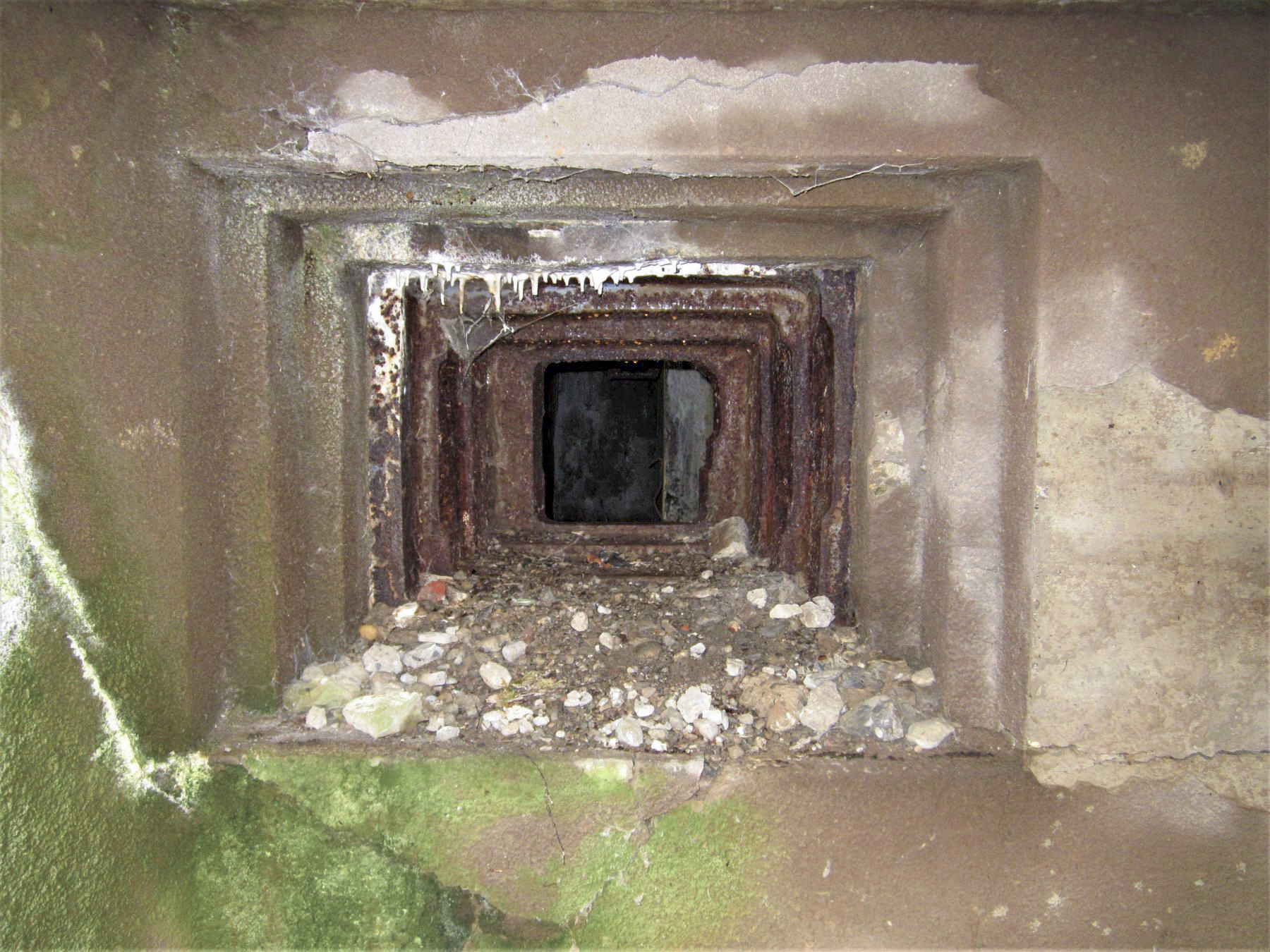 Ligne Maginot - DRACHENBRONN SUD EST - (Casemate d'infanterie) - Détail du créneau JM et canon de 37. Noter le dégagement à droite pour la lunette du canon, afin d'accroître le champ de tir horizontale - Gregory Fuchs