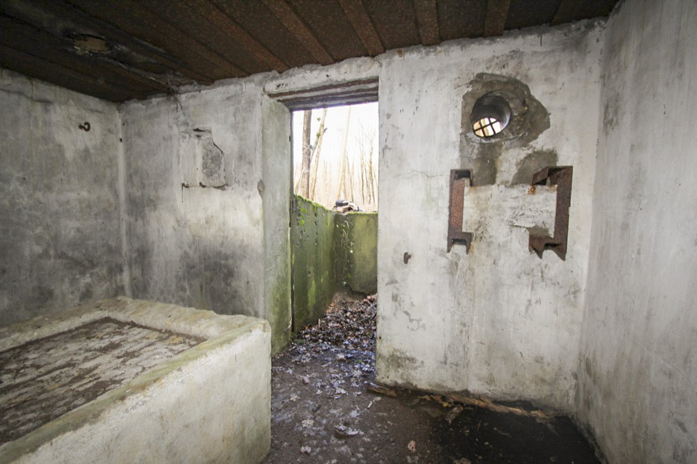 Ligne Maginot - RAMELSHAUSEN 4 (Blockhaus pour arme infanterie) - Vue intérieure
Entrée et support de ventilateur. - Les Gardiens du Rhin
