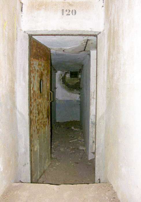 Ligne Maginot - RINKEL'S KUPP (Blockhaus pour arme infanterie) - Porte blindée et marquage 120 - Pascal LAMBERT