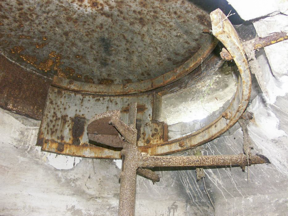 Ligne Maginot - RINKEL'S KUPP (Blockhaus pour arme infanterie) - Support d'arme et embrasure dont le volet droit à disparu - Pascal LAMBERT