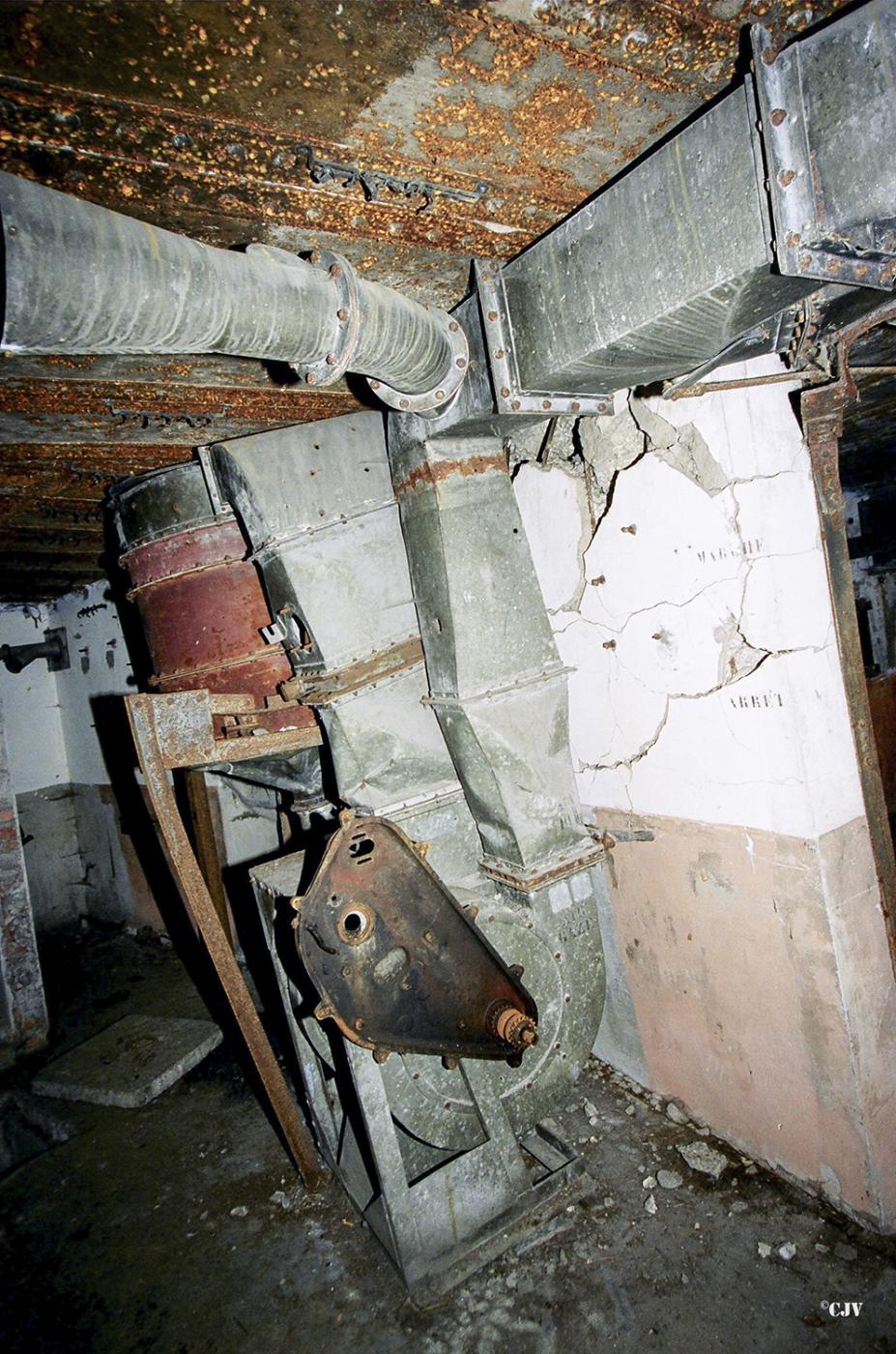 Ligne Maginot - ROUNTZENHEIM SUD - (Casemate d'infanterie) - Les restes du système de ventilation - Lia VERMEULEN