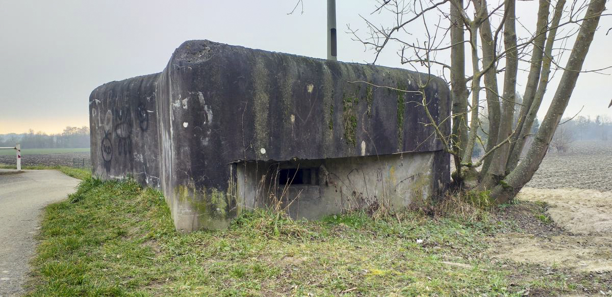 Ligne Maginot - 3 - WANTZENAU DIGUE 6 (Blockhaus pour arme infanterie) - Créneau nord-est - Les Gardiens du Rhin