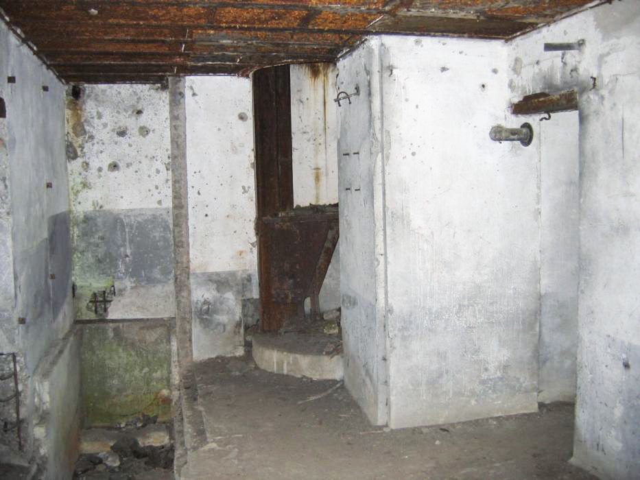 Ligne Maginot - 15/3 - MUEHLRHEIN (Casemate d'infanterie - double) - Puits de la cloche et emplacement de la fosse chimique - Les Gardiens du Rhin