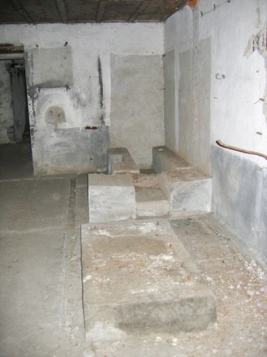 Ligne Maginot - 15/3 - MUEHLRHEIN (Casemate d'infanterie - double) - Local technique
Le support du groupe électrogène et de la cuve d'eau de refroidissement de ce dernier - Les Gardiens du Rhin