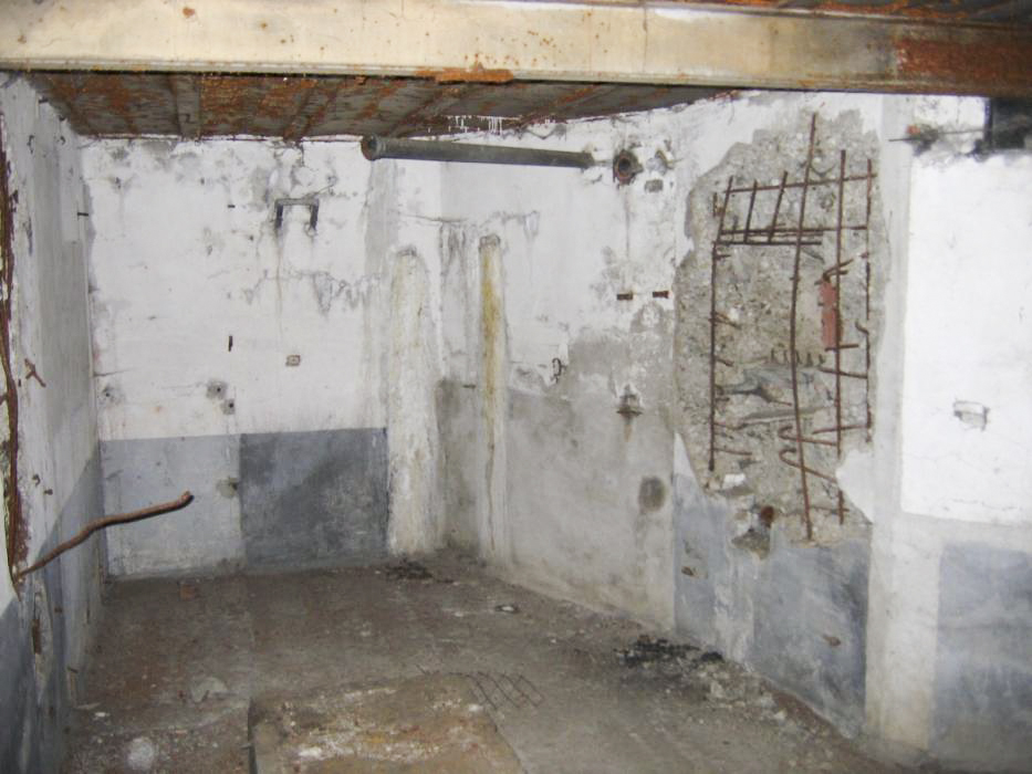 Ligne Maginot - 15/3 - MUEHLRHEIN (Casemate d'infanterie - double) - Local technique avec la trémie FM ferraillée - Les Gardiens du Rhin