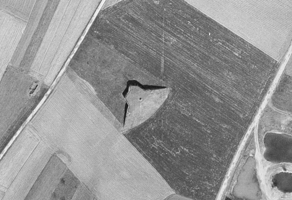Ligne Maginot - 15bis/3 - BETTENHOFFEN (Casemate d'infanterie - double) - La casemate était parfaitement dégagée dans les années 70. - IGN - Géoportail 1970