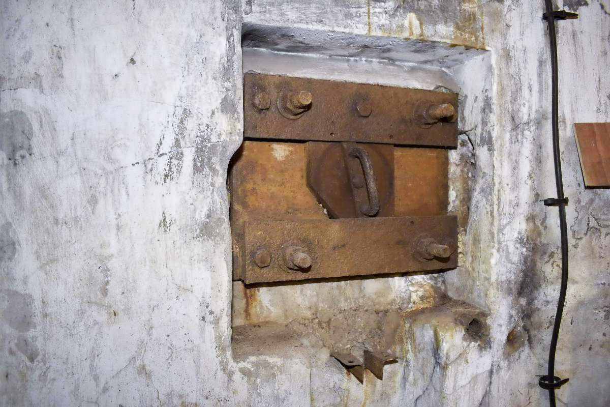 Ligne Maginot - 16/3 - KILSTETT - (Casemate d'infanterie - Double) - Chambre de tir nord
Créneau FM avant restauration - D. Froehly