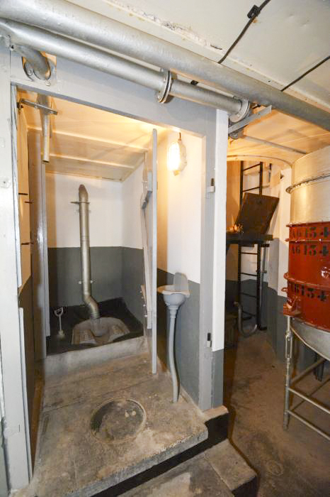 Ligne Maginot - ANCIENNE REDOUTE - (Abri) - La latrine avec un urinoir sur le palier. 
A droite au fond, l'accès à la cloche GFM - LAMBERT Pascal