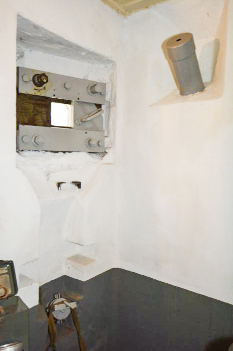 Ligne Maginot - Abri de l'ANCIENNE REDOUTE - Le créneau FM type A de défense de l'entrée sous lequel se trouve le tuyau débouchant à l’extérieur prévu pour l'évacuation des douilles 
Sur la droite, la goulotte à grenades. - LAMBERT Pascal