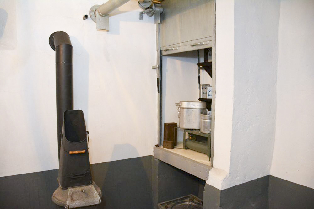Ligne Maginot - ANCIENNE REDOUTE - (Abri) - Le coin cuisine, servant à la fois de placard et de hotte, une évacuation des vapeurs de cuisson étant située en partie haute. - LAMBERT Pascal