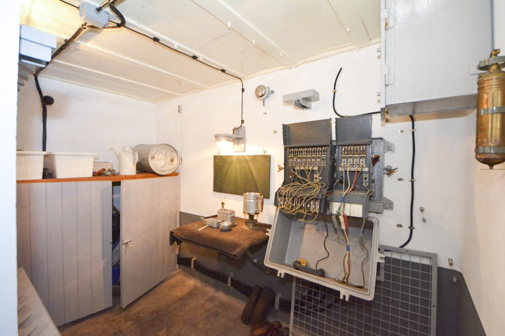 Ligne Maginot - ANCIENNE REDOUTE - (Abri) - Le coté PC - Central téléphonique. - LAMBERT Pascal