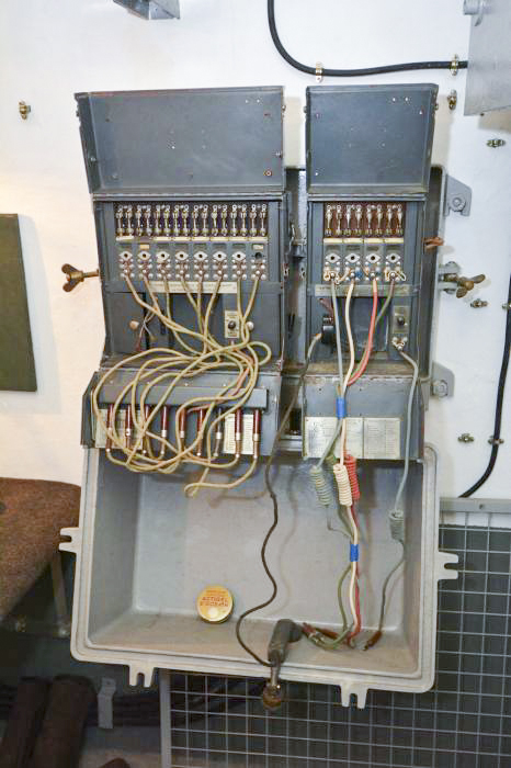 Ligne Maginot - Abri de l'ANCIENNE REDOUTE - Le central téléphonique.
Central type TM 32 à 12 directions sous carter étanche équipé de deux standards à 8 et 4 directions.