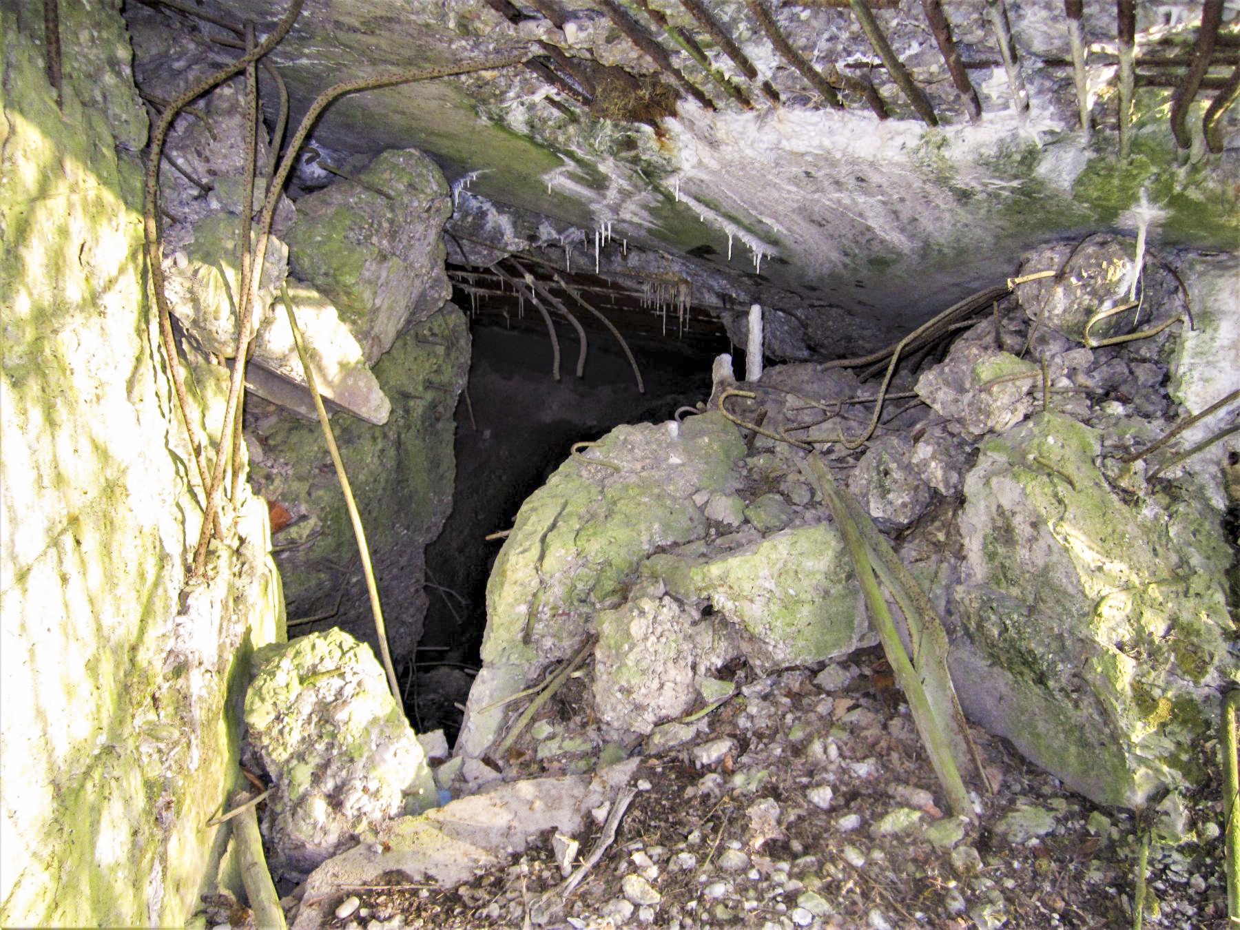 Ligne Maginot - SCHMELTZBACH EST - (Casemate d'infanterie - Double) - Chambre de tir Ouest, ce qui reste de la façade au niveau du fossé diamant - Gregory Fuchs