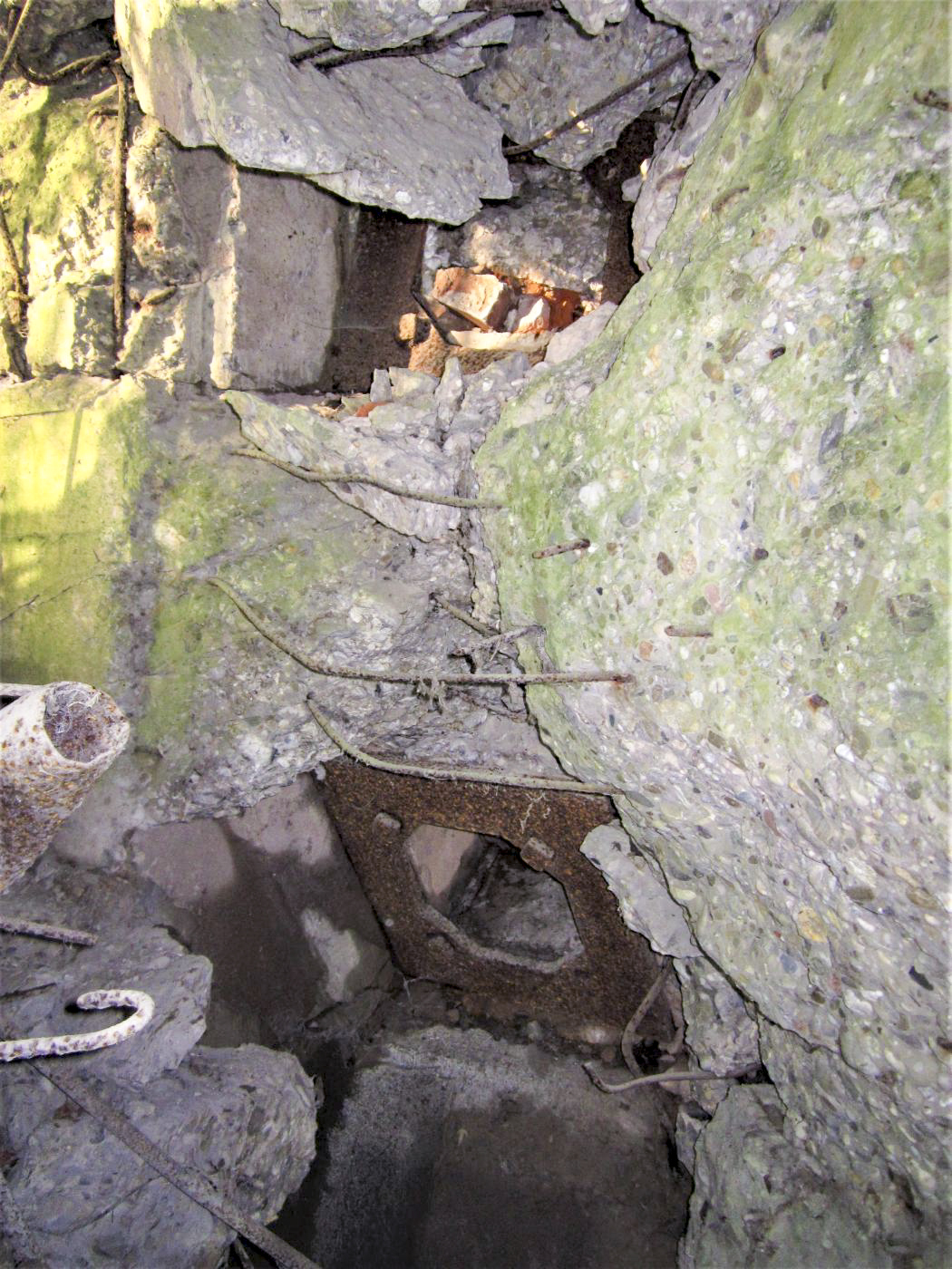 Ligne Maginot - SCHMELTZBACH EST - (Casemate d'infanterie - Double) - Créneaux FM de flanquement de façade et de défense du fossé - Gregory Fuchs